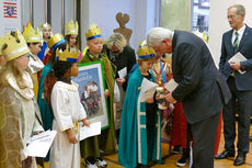 Naumburger Sternsinger zu Besuch beim Hessischen Ministerpräsidenten Volker Bouffier (Foto: Karl-Franz Thiede)